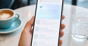 טלפון חכם שמציג סקירת AI בראש תוצאות החיפוש של שם מותג